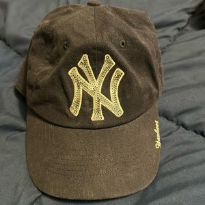 NY Yankee woman’s baseball cap with sequin logo